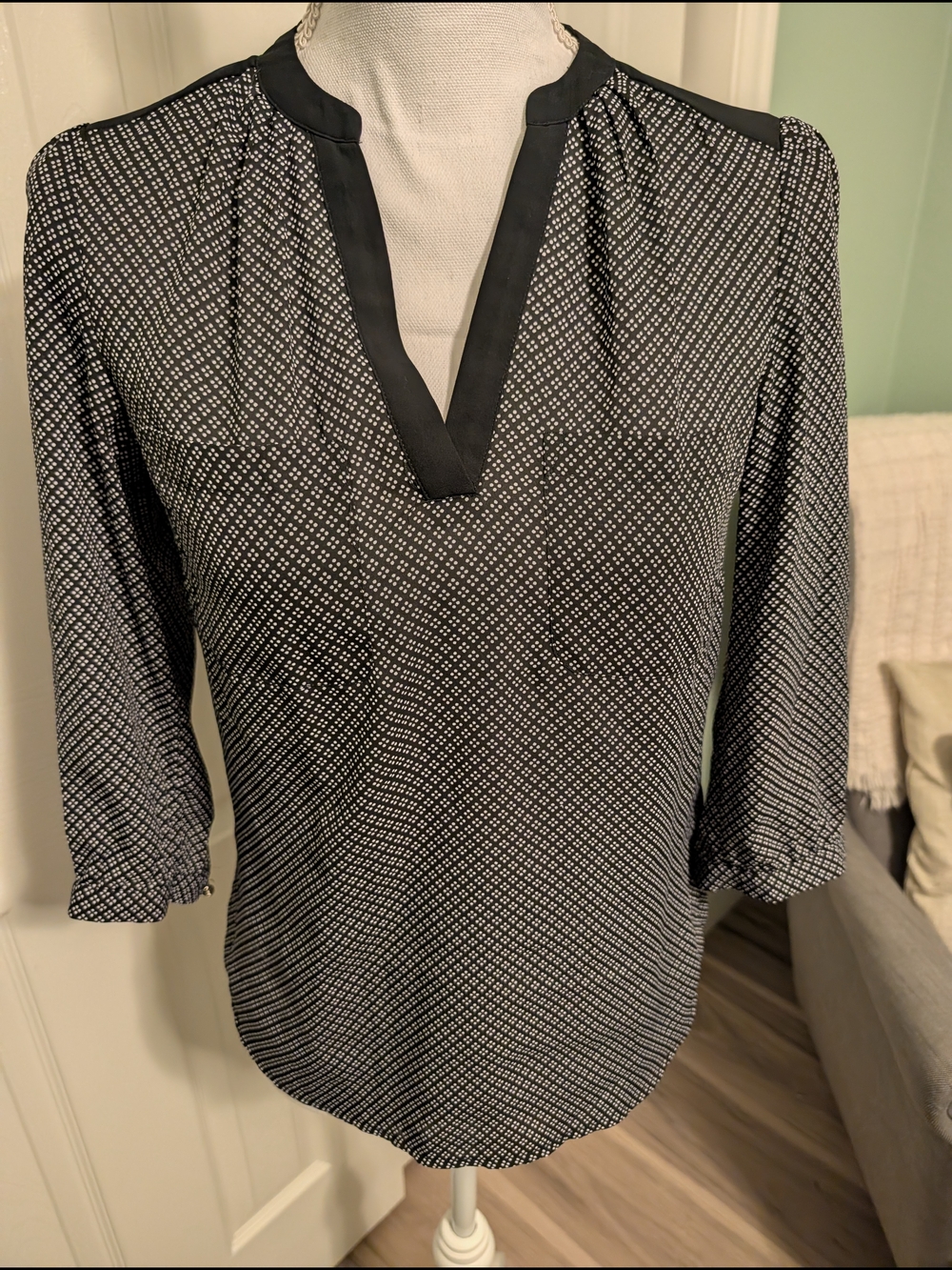 H&M Black and White Split V-Neck Geometric Print Blouse